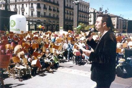 Petisme, leyendo un manifiesto de Intermón