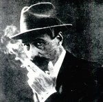 Una imagen típica y distinguida de Segundo de Chomón fumando un cigarrillo