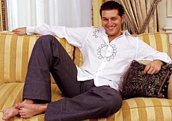 Manu Tenorio canta y 'larga'