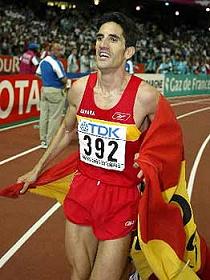 Eliseo Martín, con la bandera española, realizando la vuelta de honor como si celebrara el oro