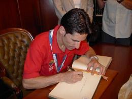 Firmando en el libro de honor de Monzón