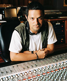 Alejandro Sanz, en el estudio de grabación, ante la mesa de mezclas