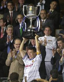 El capitán, levantando la Copa del Rey lograda en Sevilla frente al Celta