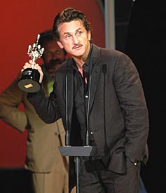 Sean Penn recogiendo su Donostia