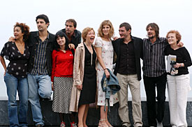 Cesc Gay con el reparto de 'En la ciudad'