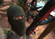 Un niño soldado portando una de las armas características de la guerrilla