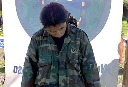 Una niña de trece años es detenida por las fuerzas armadas en La Plata en julio de 2002