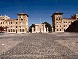 Patio principal de la Academia