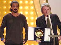 Fernando León y Elías Querejeta, recogiendo la Cocncha de Oro 2002 en San Sebastián