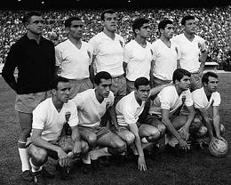 Los Magníficos conquistaron dos Copas del Rey y una Copa de Ferias. Sentados, de izquierda a derecha: Canario, Santos, Marcelino, Villa y Lapetra