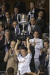 Xavier Aguado levanta la última Copa ganada hasta el momento por el Real Zaragoza