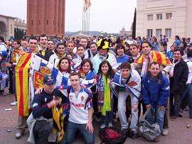 La afición zaragocista se concentró en la Plaza de España horas antes de la Final