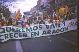 Un grupo de niños en una de las cabeceras de la manifestación de Madrid del 11 de marzo de 2001, que congregó a cuatrocientosmil manifestantes