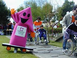 La mascota de DFA, en la VII Gymkana de la Superación