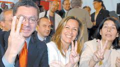 El alcalde de Madrid, Alberto Ruiz Gallardón, celebra el éxito parcial de Madrid 2012 junto a las concejalas Trinidad Jiménez e Inés Sabanés
