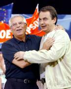 Borrell, candidato, y Zapatero, Presidente, en un efusivo abrazo