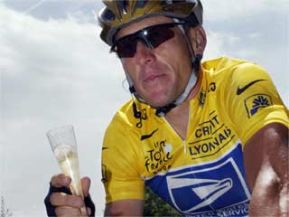 Armstrong brinda con champán en la última etapa del Tour