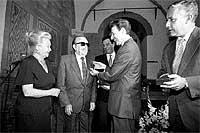 Matías Prats recibe de su hijo la Medalla de Oro al Mérito en el Trabajo