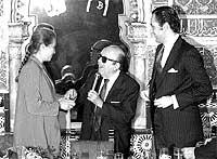 Matías Prats recibiendo de los duques de Lugo el galardón Garbanzo de Plata en 1998