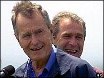 Bush, junto a su padre y ex-presidente George Bush, llegó a la Casa Blanca con su condición de junior a cuestas