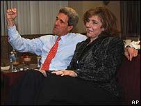 Kerry está casado con Teresa Heinz, viuda del magnate de la compañía Heinz que hace salsa de tomate