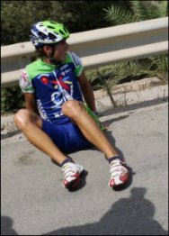 Valverde sentado en el suelo tras su aparatosa caída