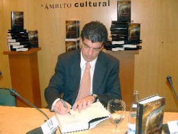 El escritor aragonés Juan Bolea firma ejemplares de su última novela