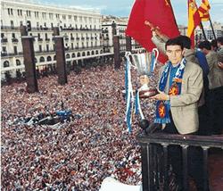 Aguado posando con la Recopa 1995 en el balcón del Ayuntamiento