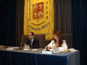El decano de la Facultad de Comunicación de la Universidad de Navarra, Alfonso Sánchez Tabernero, y la redactora de El Periódico de Aragón, Adriana Oliveros