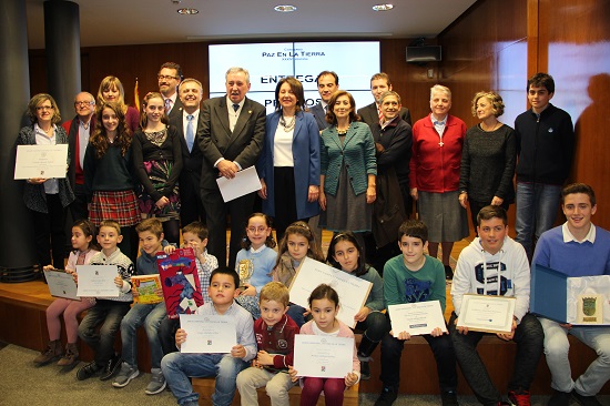 Concurso XXXIV Campaña Paz en la Tierra - Entrega de Premios 16-01-2015 Sala Goya de las Cortes de Aragón - Foto de grupo de los premiados